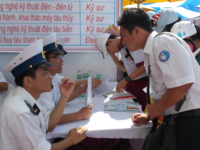 Gần 3.000 phụ huynh, học sinh tham gia ngày hội tư vấn