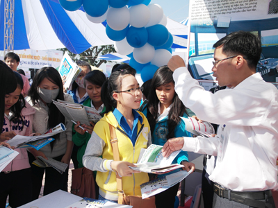 Học sinh tìm hiểu thông tin ở gian hàng tư vấn của Trường Đại học Nha Trang.