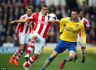 Lại hụt hơi nữa à, "pháo thủ"!