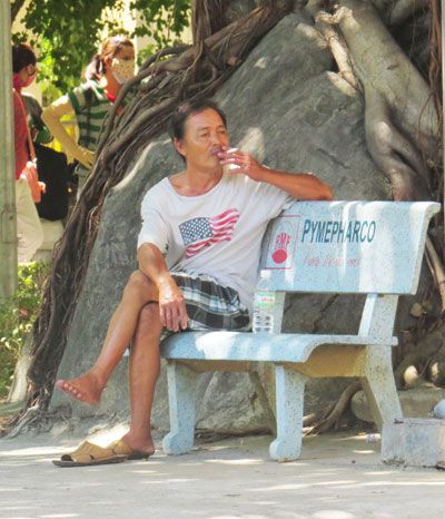 Người dân vẫn vô tư hút thuốc lá nơi công cộng