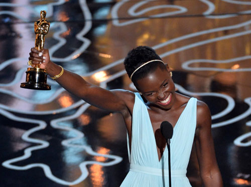 Lupita Nyong'o và tượng vàng Oscar cho vai diễn điện ảnh đầu tay trong sự nghiệp.
