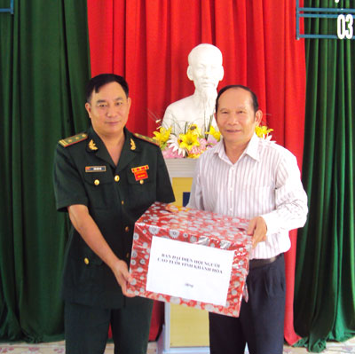 Thăm, tặng quà Đồn Biên phòng Bích Đầm