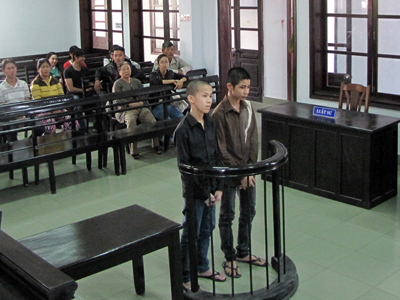 Cùng nhau cướp giật, cùng nhau vào tù