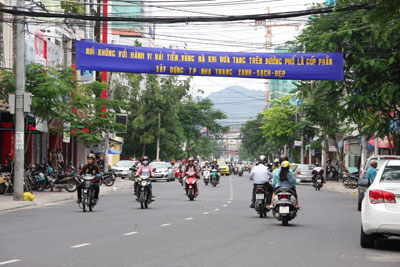 Băng rôn tuyên truyền trên đường phố Nha Trang. Ảnh: NHÂN TÂM