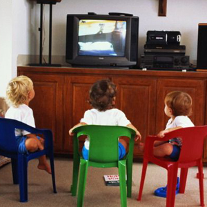 Xem TV nhiều khiến trẻ chậm phát triển