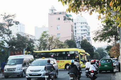 Không có bãi đỗ xe: Khó xử lý tận gốc xe vi phạm