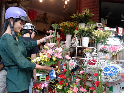 Các giỏ hoa giá từ 200.000-400.000 đồng được tiêu thụ nhiều.