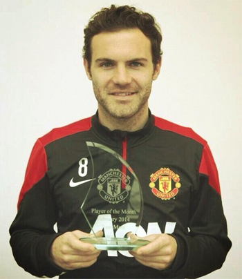  Juan Mata nhận chiếc Cup biểu trưng. 