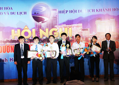Hiệp hội Du lịch Khánh Hòa vinh danh các thành viên được bình chọn là điểm đến úy tín, chất lượng, an toàn năm 2013.