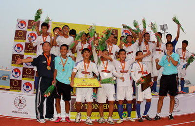 Đội hình U19 Sanatech Khánh Hòa vô địch năm 2013.