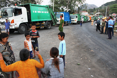 Người dân chặn xe rác vào bãi rác mới