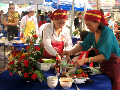 Các thí sinh chế biến món ăn.