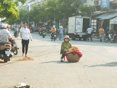 Bán hàng giữa lòng đường