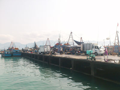 Trăn trở cảng cá Vĩnh Lương