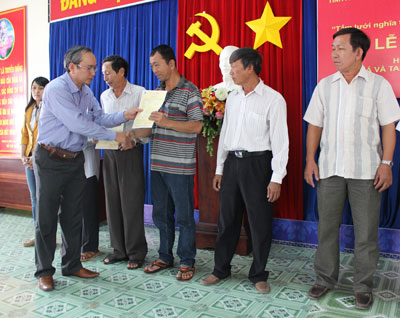 Tặng thẻ bảo hiểm cho 920 chủ tàu và thuyền viên