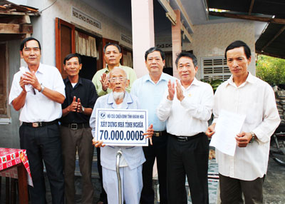 Trao tặng 70 triệu đồng cho cựu chiến binh