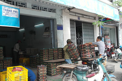 Cửa hàng Sơn Liêm đã có khách mua trứng gia cầm.