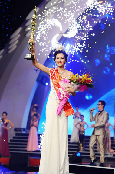 Hoa hậu Thu Thảo đăng quang HHVN năm 2012.
