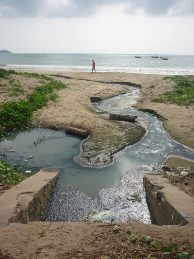 Nước thải xả ra bãi tắm Hòn Chồng