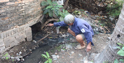 Một họng cống thoát nước thải của các hộ dân phía trên đổ ra ruộng và ao nhà ông Thung.