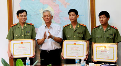 Ông Nguyễn Chiến Thắng  tặng bằng khen cho các tập thể. 