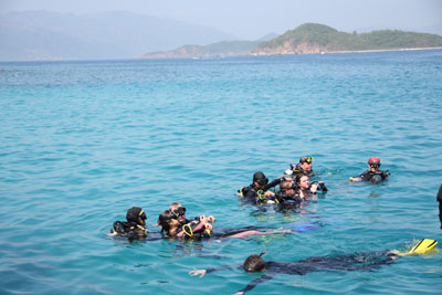 Phí tham quan vịnh Nha Trang: Tăng phí có tăng trách nhiệm?