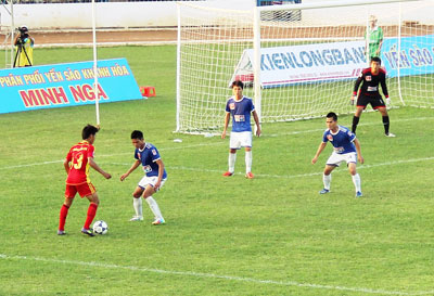 Thứ bảy (15-3) là một ngày đặc biệt đối với bóng đá Khánh Hòa (KH). Không hẹn mà gặp, cả 3 đội bóng đều bước vào những trận đấu có tính chất quan trọng ở giải đấu mà mình tham gia. Trong đó, Sanatech KH chơi trận chung kết giải Futsal toàn quốc; U.19 Sanatech KH bước vào trận cầu bản lề ở Vòng chung kết (VCK) và đội bóng hạng Nhất Sanna KH - BVN có trận đấu đầu tiên của giải.