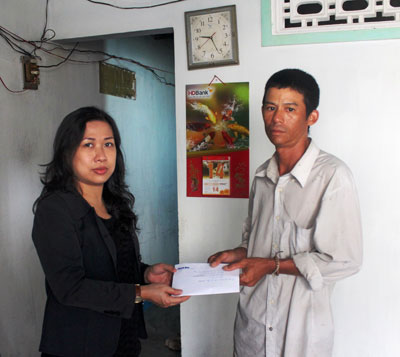 Trao 9,5 triệu đồng cho gia đình cháu bé bị bệnh lao màng não