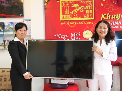 Vietravel chi nhánh Nha Trang trao thưởng cho khách hàng