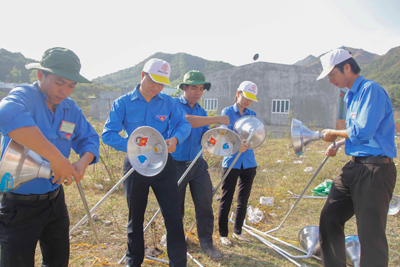 Đoàn viên, thanh niên triển khai lắp đặt bóng đèn. 