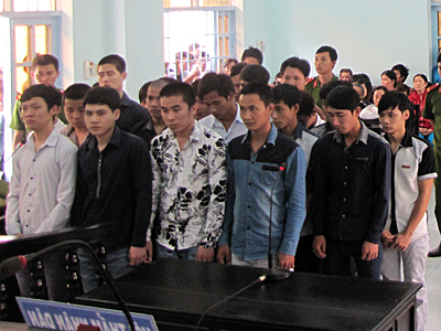 Xét xử 21 bị cáo gây lộn sau khi nhậu say