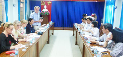 Hợp tác thăm khám, chăm sóc trẻ khuyết tật