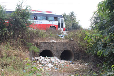Mạnh ai nấy bít đường thoát lũ
