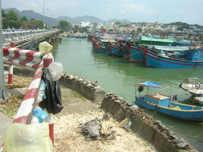 Phơi cá trên cầu