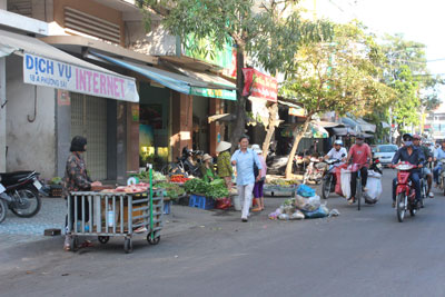 Nha Trang: Khó dẹp chợ tự phát?