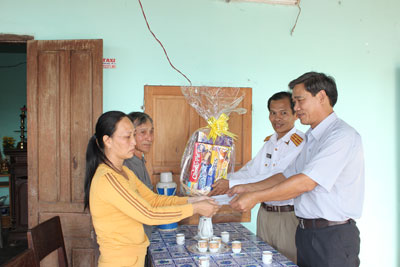 Thăm, tặng quà gia đình nạn nhân bị tai nạn lao động