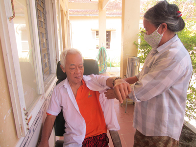 Social Service Center hands foreigner over to family