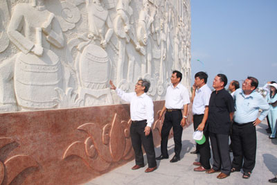 Nghiệm thu Phù điêu Đài tưởng niệm liệt sĩ tại cầu Thành