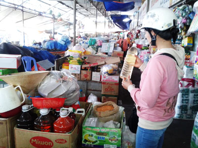 Hiện nay, nước rửa chén tự chế được bán ở nhiều chợ. 