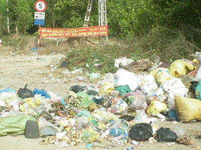 Đổ rác tràn lan