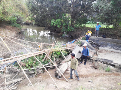 Gần 30ha lúa vụ Đông - Xuân trên cánh đồng Bà Thơm (xã Cam Phước Đông) đang thời kỳ trổ bông. Tuy vậy người dân nơi đây lại thấp thỏm lo mất mùa vì thiếu nước cho lúa trong giai đoạn quan trọng.