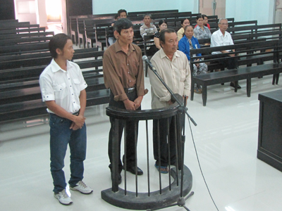 Đánh lộn, 3 cậu cháu hầu tòa