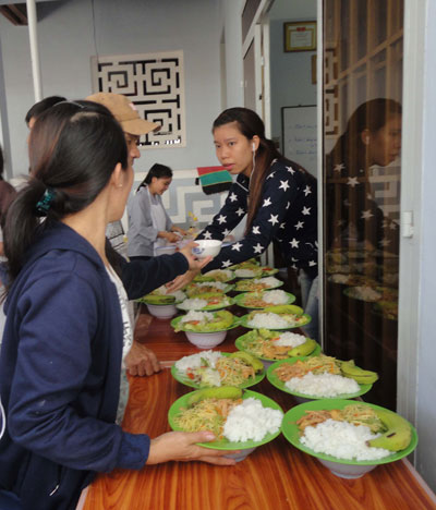 Ấm lòng bữa cơm từ thiện