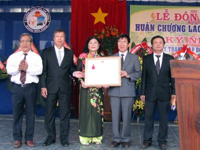 Trường THPT Hoàng Hoa Thám: Đón nhận Huân chương Lao động hạng Nhì