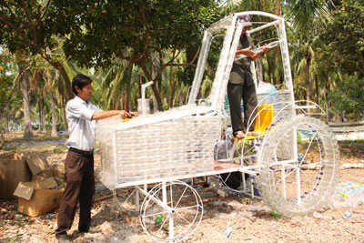 Thực hiện tác phẩm máy cày từ các chai nhựa.