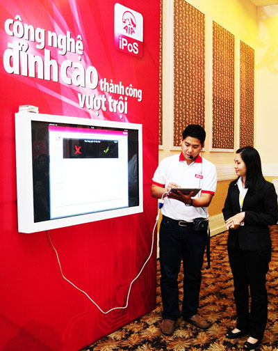 “Phát triển Đại lý Ngoại hạng là chiến lược lâu dài của Tập đoàn AIA nói chung và AIA Việt Nam nói riêng. Chúng tôi rất vui khi đã gặt hái những thành quả đầu tiên đầy khích lệ từ chiến lược này. Hiện nay, một phần đáng kể doanh thu phí bảo hiểm mới của chúng tôi đến từ Đại lý Ngoại hạng. Và khi ngày càng có nhiều đại lý đạt được mức độ Đại lý Ngoại hạng hơn, thì tỉ lệ đóng góp của họ vào kết quả kinh doanh sẽ càng lớn hơn nữa. Bên cạnh đó, chúng tôi cũng tin rằng quyết tâm đầu tư mạnh mẽ vào chất lượng đại lý sẽ giúp thay đổi được nhận thức của người dân về bảo hiểm cũng như nghề đại lý bảo hiểm” - Ông Stephen Clark, Tổng Giám đốc AIA Việt Nam chia sẻ.