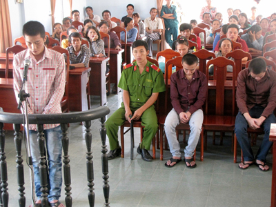 Thiếu tiền, rủ nhau đi… cướp?