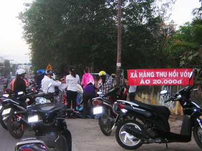 Buôn bán lấn chiếm lòng, lề đường