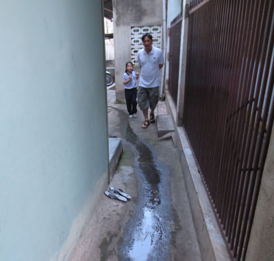 Mùa nắng nhưng hẻm 286 nước vẫn chảy suốt ngày đêm, bốc mùi hôi.