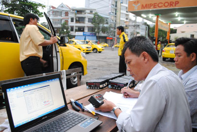 Cán bộ, kiểm định viên điều chỉnh đồng hồ taximet.